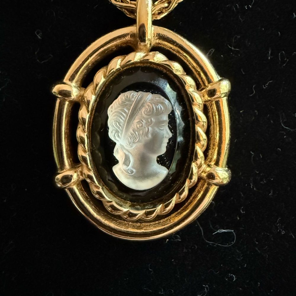 RARE Vintage Burberrys Cameo Necklace - Picture 3 of 6